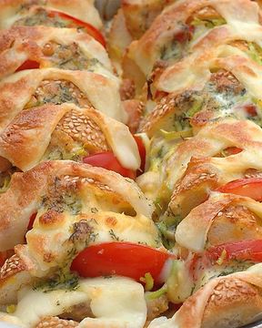 Пирог из батона с сыром и колбасой