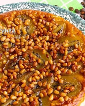 Пирог-перевертыш с киви и кедровыми орешками