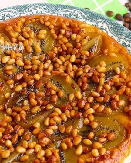 Рецепт пирога-перевертыша с киви и кедровыми орешками