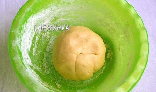 пирог-перевертыш с киви и кедровыми орешками