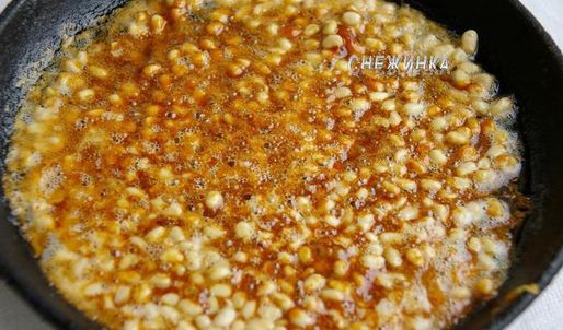 пирог-перевертыш с киви и кедровыми орешками