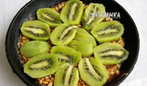 пирог-перевертыш с киви и кедровыми орешками