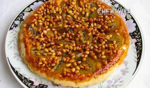 пирог-перевертыш с киви и кедровыми орешками