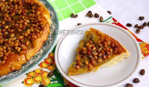 пирог-перевертыш с киви и кедровыми орешками