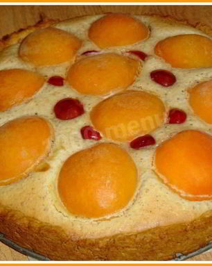 Пирог с абрикосами и черешней