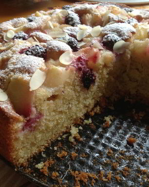 Пирог с грушей и ежевикой