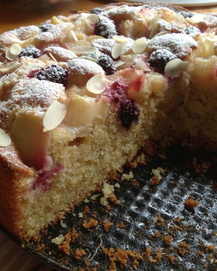 Рецепт пирога с грушей и ежевикой