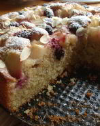 Пирог с грушей и ежевикой