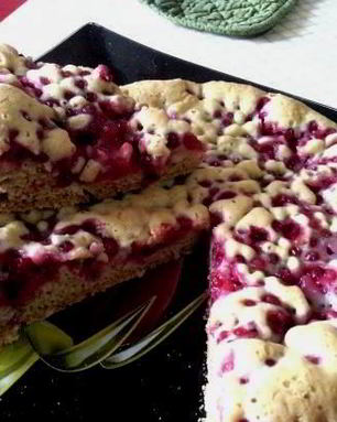 Пирог с красной смородиной