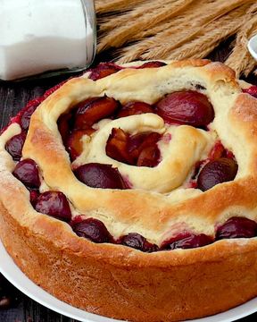 Пирог с маком и сливами