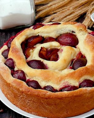 Пирог с маком и сливами