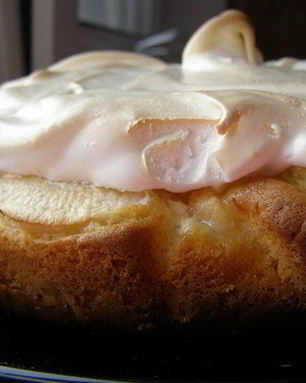 Пирог с творогом, яблоком и нежным суфле