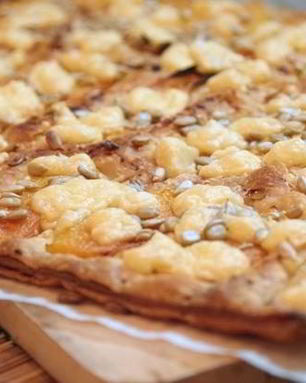 Пирог с тыквой, сыром и семечками