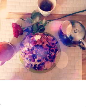 Пирог с яблоком, ягодами и корицей