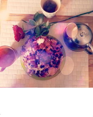 Пирог с яблоком, ягодами и корицей