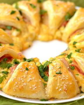 Порционный пирог-венок с беконом, сыром и яйцом