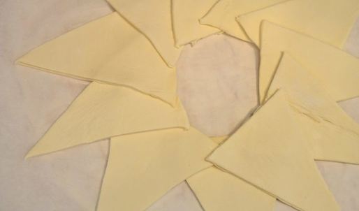 порционный пирог-венок с беконом, сыром и яйцом