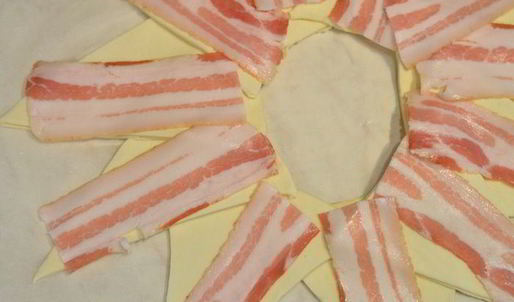 порционный пирог-венок с беконом, сыром и яйцом