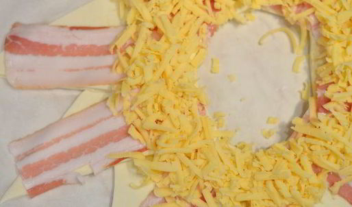 порционный пирог-венок с беконом, сыром и яйцом