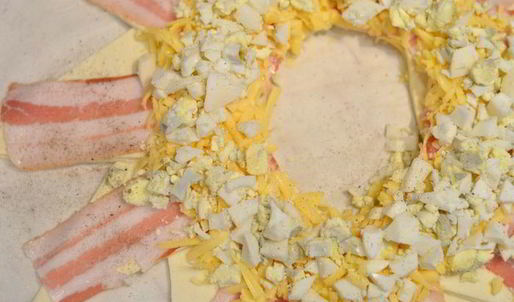 порционный пирог-венок с беконом, сыром и яйцом