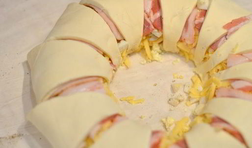 порционный пирог-венок с беконом, сыром и яйцом