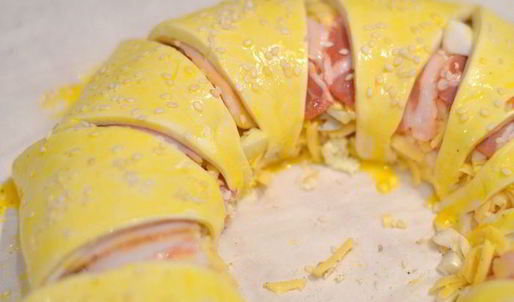 порционный пирог-венок с беконом, сыром и яйцом