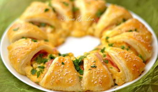 порционный пирог-венок с беконом, сыром и яйцом