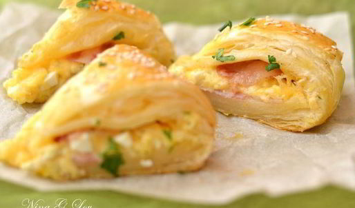 порционный пирог-венок с беконом, сыром и яйцом