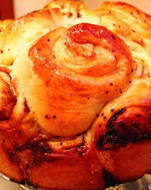 Сдобный пирог с маком и корицей