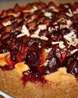 Сливово-миндальный пирог