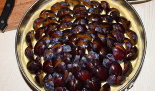 сливово-миндальный пирог