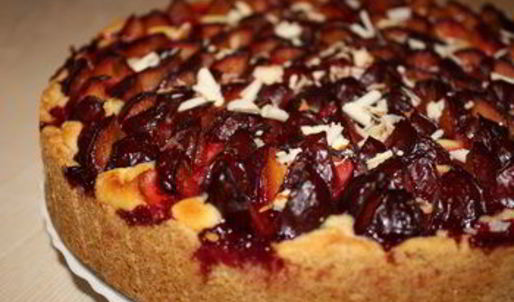 сливово-миндальный пирог
