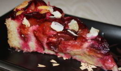 сливово-миндальный пирог