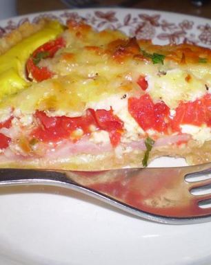 Томатный киш с ветчиной и брынзой