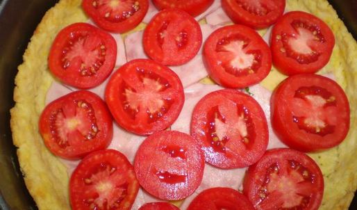 томатный киш с ветчиной и брынзой