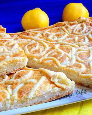 Творожно-белковый пирог с айвой