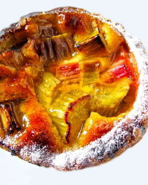 Делаем пирожки с ревенем из дрожжевого и слоеного теста