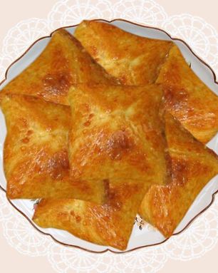 Пирожки из слоеного теста с замороженными ягодами