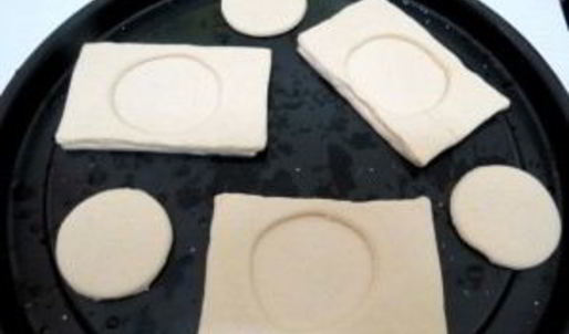 пирожки с черникой из слоеного теста