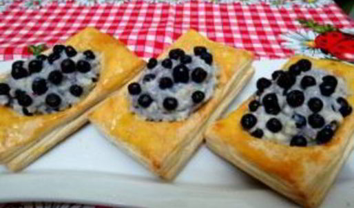 пирожки с черникой из слоеного теста