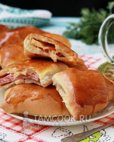 Рецепт пирожков с колбасой и сыром