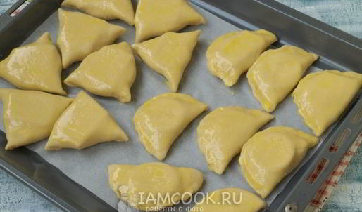 пирожки с колбасой и сыром