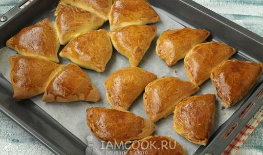 пирожки с колбасой и сыром