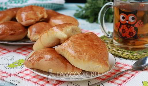 пирожки с колбасой и сыром