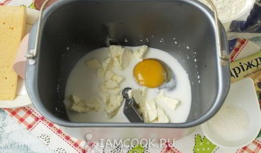 пирожки с колбасой и сыром