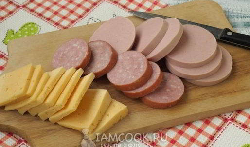 пирожки с колбасой и сыром