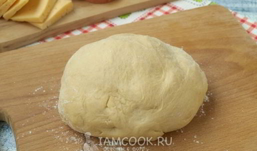 пирожки с колбасой и сыром