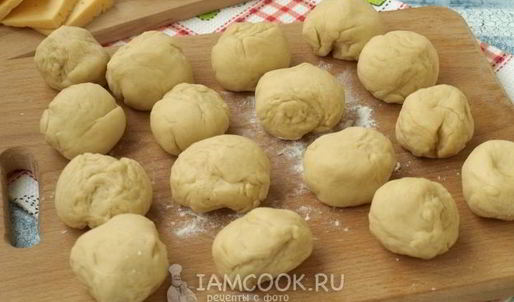 пирожки с колбасой и сыром