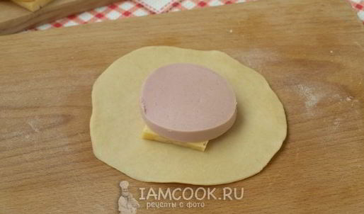 пирожки с колбасой и сыром