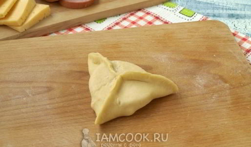 пирожки с колбасой и сыром